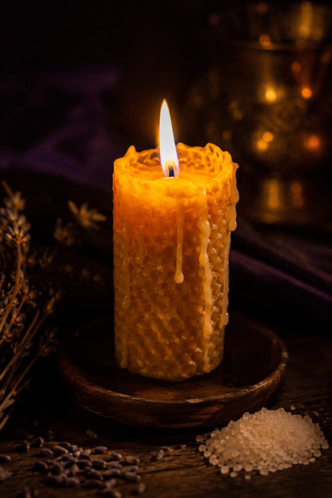 Rituel de la Bougie de Cire d'Abeille 2 Bougie de cire d'abeille allumée pour un rituel d'abondance